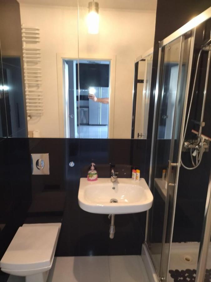 House4You Apartament Sakura Airport Chopin Warschau Exterior foto